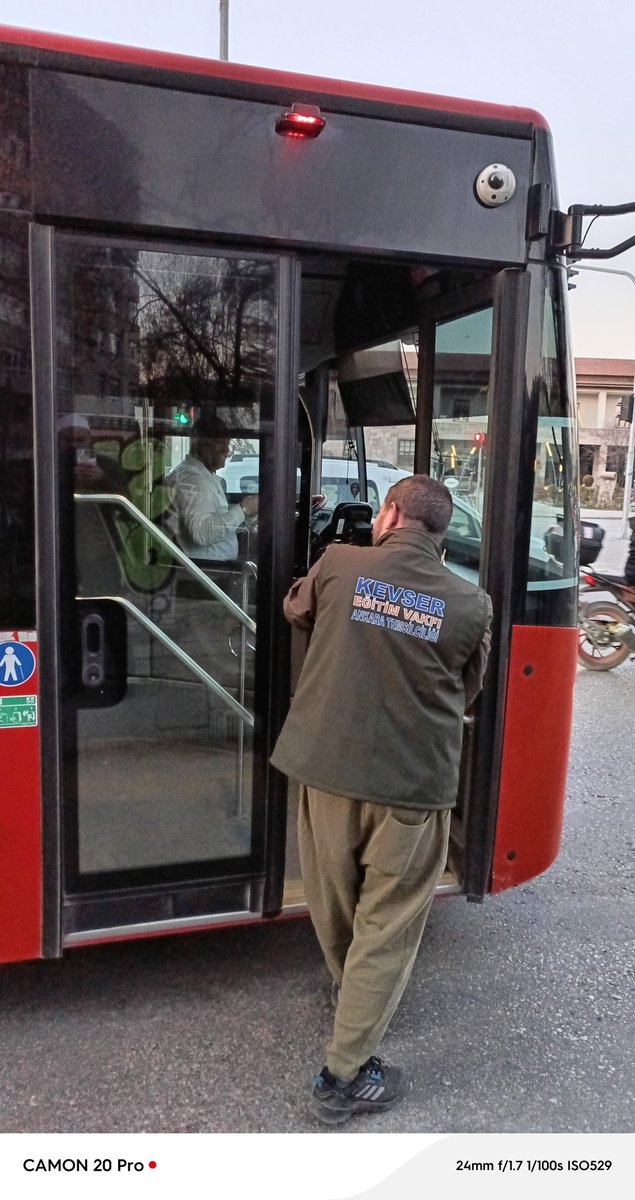 Bugün Ulus Meydanı’nda iftara 10 dakika kala iftarlık dağıtımı yaptık.
Paylaşmanın bereketi meydanlarda.
Allah emeği geçen herkesten razı olsun.