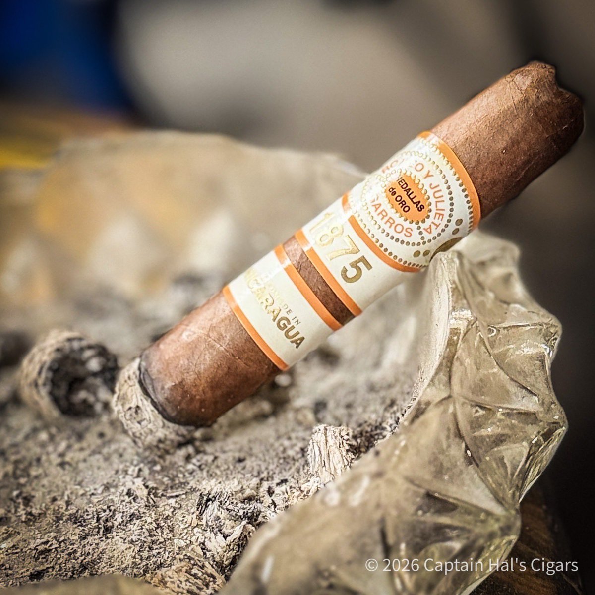 CaptainHal47's tweet photo. Today’s pick: Romeo y Julieta Medallas de Oro 1875. A medium-bodied masterpiece. That Indonesian wrapper is top-notch. Solid notes of cedar, nuts, and spice. Smooth and never misses.
What would you pair with this stick—coffee or a light rum?
#RomeoyJulieta #CigarLife #RYJ1875 https://t.co/tzSziofKZE