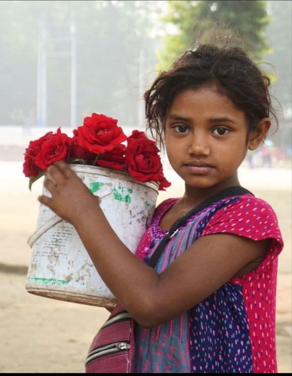 கூடைச் சுமையாய்
குடும்பச் சுமைகள்!!

வீசிய கால்களில்
விடா முயற்சிகள்!!
பெண்ணின் பெருமை
சமைப்பதில் மட்டுமல்ல

சுமப்பதிலும் தான்....
குடும்பத்தை!!