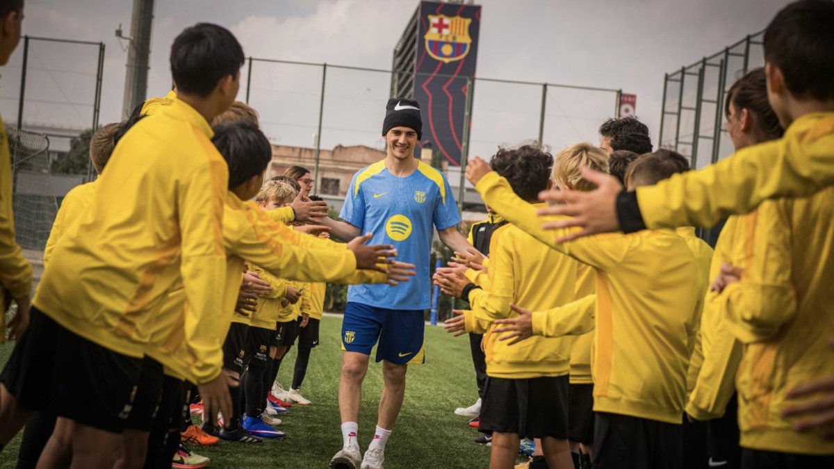 Gavi's meeting with the boys and girls from the Australia Campuses of <a href="/BarcaAcademy/">Barça Academy</a>

🤩👏🏻