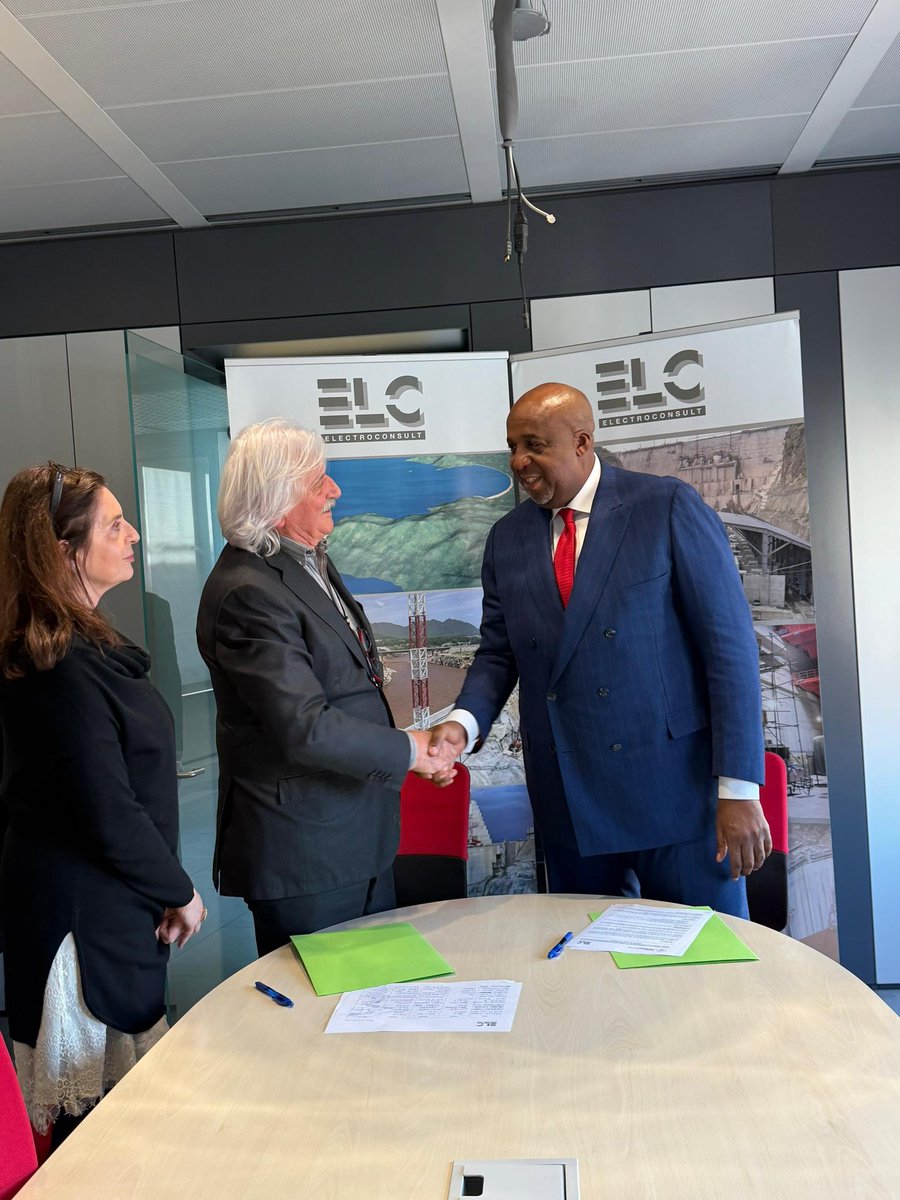 Min_Resshyd_rdc's tweet photo. Le Ministre des Ressources Hydrauliques et Électricité, SEM Aimé SAKOMBI MOLENDO, accompagné du Secrétaire Général aux RHE, M. Alfred LIBOKO BIN GELE, du Coordonnateur de l’UCM, M. Jean-Pierre MUKADI KALOMBO, ainsi que des experts du Ministère, s’est rendu à Milan pour reprendre contact avec la société Electroconsult, qui avait réalisé les premières études du site de Pioka en 1978. C’est ce grand cabinet international qui a supervisé les travaux de la centrale Grand Ethiopian Renaissance Dam. L’objet de cette mission portait sur l’actualisation des études du projet hydroélectrique Pioka-Tombe (6 450 MW). Ce projet stratégique permettra de combler le déficit croissant de la ville de Kinshasa, estimé actuellement à 1 000 MW, et de soutenir l’industrie minière dans le Katanga, mais également d’alimenter l’exploitation de la bauxite dans le Kongo-Central.

Cette mission relève de la mise en œuvre des instructions du Conseil des Ministres du 9 janvier 2026, faisant suite à la mission officielle effectuée à Brazzaville et à la signature du Protocole d’Accord entre la République Démocratique du Congo et la République du Congo pour le développement de ce site sur le fleuve Congo.

Le ministre, dans son introduction, a tenue à souligner que le projet Grand Inga, dont Inga III est la première phase, demeure le pilier central de la stratégie énergétique nationale. À cet égard, des avancées significatives sont également enregistrées. Le Ministre de l’Électricité et de l’Énergie de l’Afrique du Sud, Son Excellence Dr. Kgosientsho RAMOKGOPA, a confirmé sa visite officielle en RDC au mois d’avril, afin de poursuivre les travaux relatifs au renouvellement et à l’actualisation des instruments de coopération énergétique autour du projet Inga III.

En outre, le Ministère des Ressources Hydrauliques et Électricité s’apprête à signer un protocole d’accord avec ADPI, en vue de faire progresser la structuration du financement du projet Inga III avec l’appui de la Banque mondiale, étape importante dans la mobilisation des partenaires financiers internationaux pour la concrétisation de ce projet stratégique.

Ces différentes initiatives témoignent d’une dynamique soutenue de mobilisation des partenaires et de mise en œuvre des priorités du Gouvernement pour le développement du potentiel hydroélectrique de la RDC.