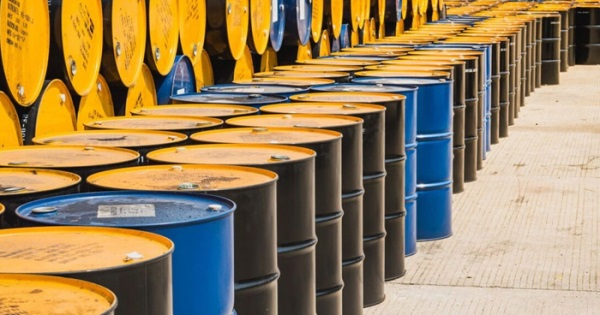 Orta Doğu'daki savaş piyasaları alt üst ederken, ABD Enerji Enformasyon İdaresi (EIA) petrol fiyatı tahminlerini revize etti. Kurum son raporunda Brent petrolün bu yıl ortalama 78,8 dolar, WTI ham petrolün ise 73,6 dolar seviyesinde fiyatlanacağını öngördü.