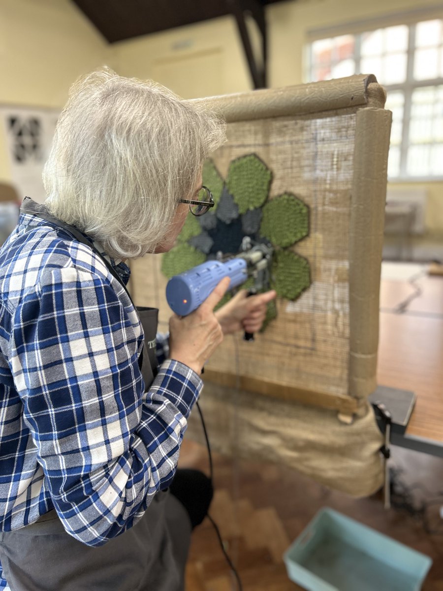 ***ONE PLACE LEFT*** Join us this Sunday for our RUG TUFTING WORKSHOP and make your very own tufted cushion or wall hanging. threelittlepigs.net/rug-tufting-wo… #tlpCraftWorkshops #RugTufting #NewSkills #MothersDay