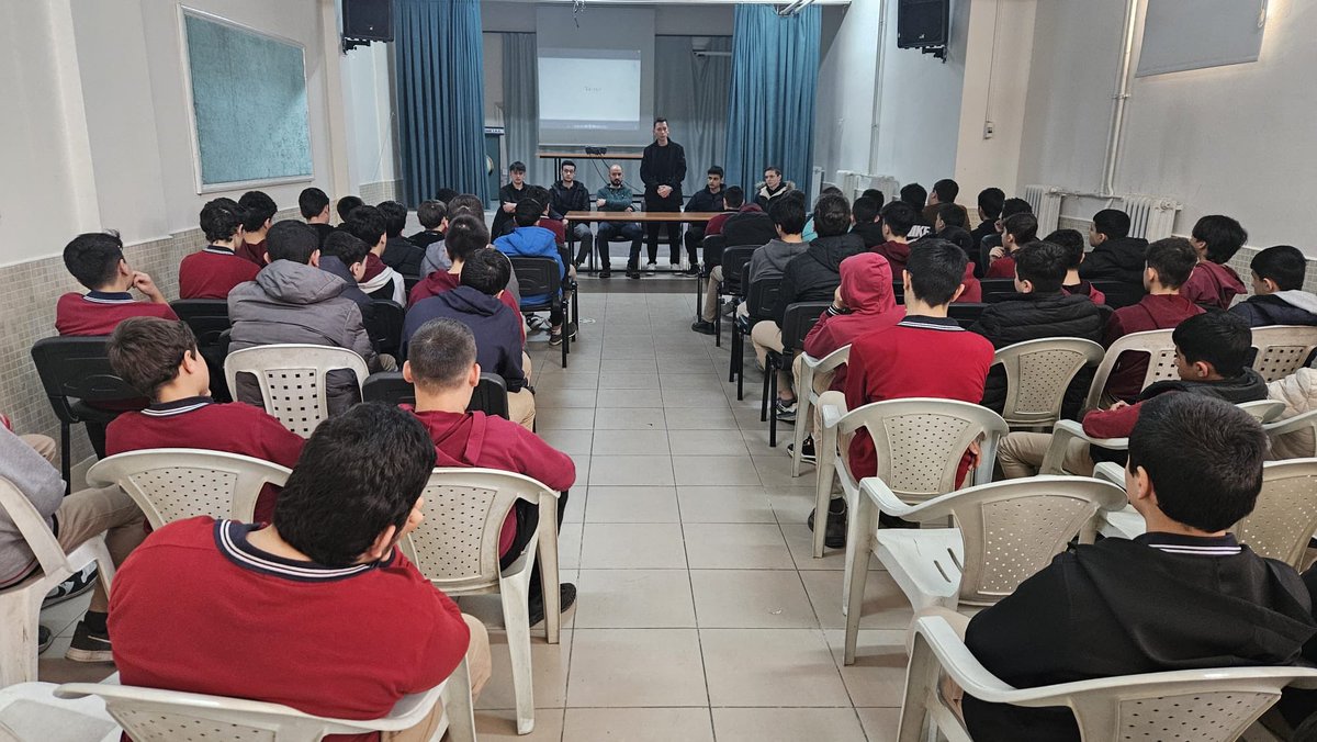 Ulubatlı Hasan Ortaokulu’nda öğrencilerimiz mesleklerin tanıtımını yaptı.
Siber Güvenlik, Bilişim, İnşaat, Makine, Tesisat-İklimlendirme ve Elektrik-Elektronik alanları hakkında öğrencilerimiz deneyimlerini paylaştı, ortaokul öğrencileri mesleki eğitim fırsatlarını öğrendi.