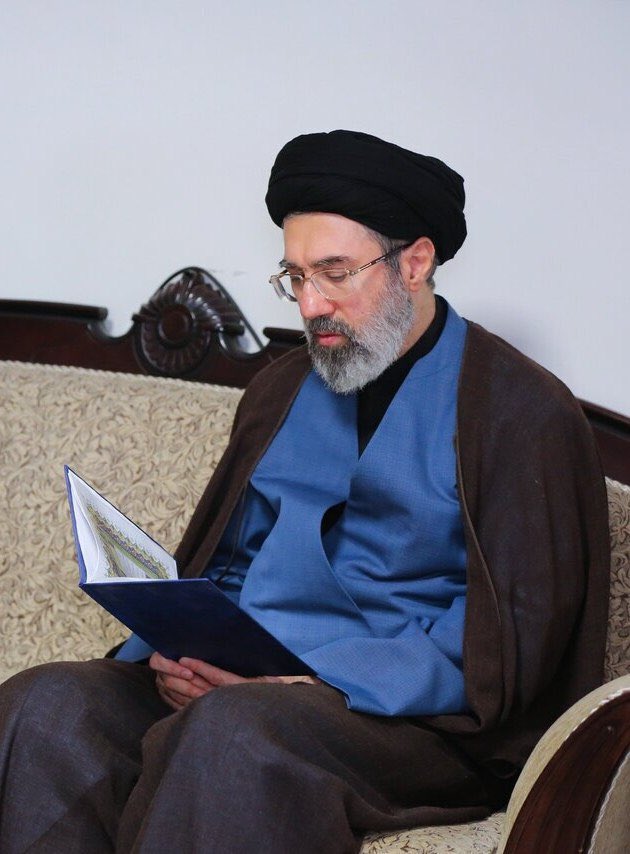 اللهم إنّي أُعلن بيعتي للإمام القائد والوليّ المفدّى السيد مجتبى الخامنئي (أدامه الله)، بيعةً ثابتةً في عنقي ما حييت. نعاهدك يا رب أن نكون طوع أمره، وأن نبذل أرواحنا وكل ما نملك في سبيل نصرة نهجه ورفع راية الحق.

اللهم وفّقه وأيّده وسدّد خطاه، واحفظه بعينك التي لا تنام

#عهد