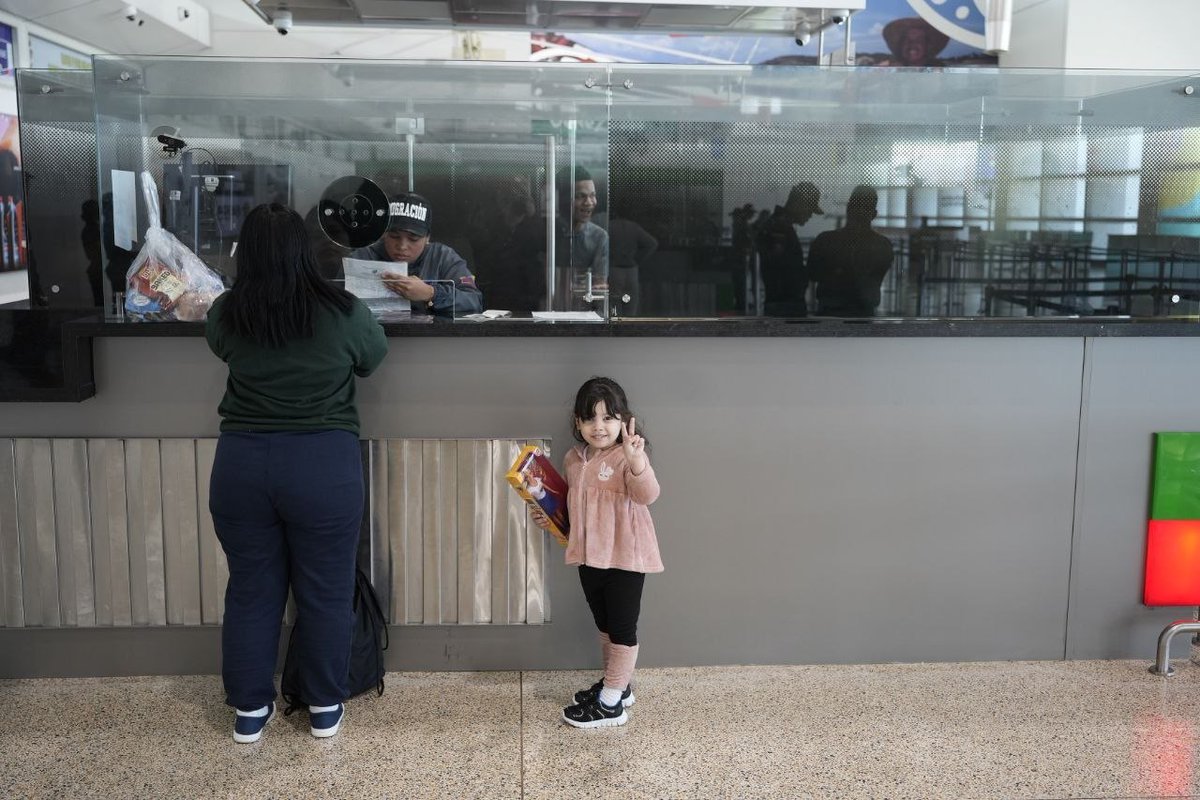 lvsrivero's tweet photo. Hoy, nuestro vuelo 121 trajo de regreso a 270 venezolanos y venezolanas. Entre ellos 8 niños, niñas y adolescentes que vuelven a crecer junto a los suyos. ✈️🇻🇪

Cada niño y adolescente que regresa es una promesa de futuro que florece en su tierra. Son la prueba viva de que la patria se construye protegiendo a quienes más queremos. 👧🧒👩👦❤️

Seguimos comprometidos con el retorno seguro y digno de los venezolanos y venezolanas.
https://t.co/TUH6xQSHR1