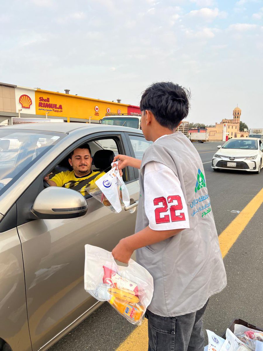 شاركت #بلدية_محافظة_بيش في مشروع إفطار الصائم بالتعاون مع #جمعية_الدعوة_مسلية_المطعن، وذلك ضمن إطار الشراكة المجتمعية، تعزيزًا لقيم التكافل والتعاون في شهر رمضان المبارك، وخدمةً للصائمين والمجتمع
#رمضان_كريم
#مارس 
#يوم_العلم