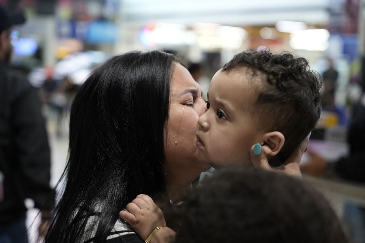 lvsrivero's tweet photo. El dia de hoy se logró la reunificación familiar para 4 niños y niñas migrantes venezolanos que eran reclamados por sus familias aquí en Venezuela. 

Un trabajo conjunto entre los organismos de seguridad del Estado, Organizacion Internacional para Migraciones (OIM), demás entes que aportaron en este proceso y la Gran Misión Vuelta a la Patria.

Cada niño que regresa es un acto de amor y justicia, cuando todos trabajamos de la mano por el bienestar de la infancia. 🙏✨

Seguimos comprometidos con el retorno seguro y digno de los venezolanos y venezolanas.

https://t.co/0fQJVT5o81