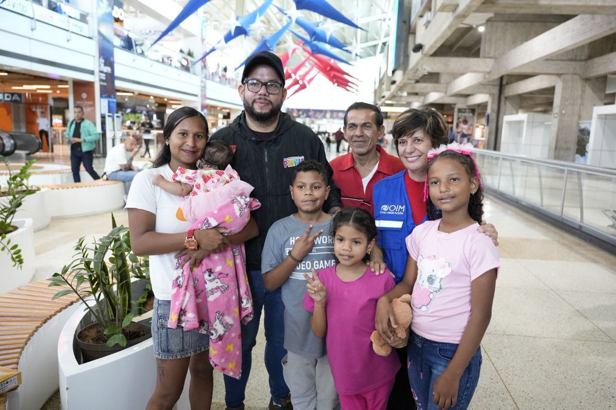 lvsrivero's tweet photo. El dia de hoy se logró la reunificación familiar para 4 niños y niñas migrantes venezolanos que eran reclamados por sus familias aquí en Venezuela. 

Un trabajo conjunto entre los organismos de seguridad del Estado, Organizacion Internacional para Migraciones (OIM), demás entes que aportaron en este proceso y la Gran Misión Vuelta a la Patria.

Cada niño que regresa es un acto de amor y justicia, cuando todos trabajamos de la mano por el bienestar de la infancia. 🙏✨

Seguimos comprometidos con el retorno seguro y digno de los venezolanos y venezolanas.

https://t.co/0fQJVT5o81