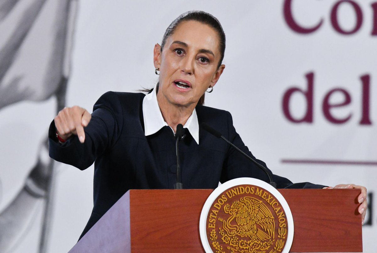 politicomx's tweet photo. 🔥🗳️ "No tienen convicciones": Sheinbaum critica a morenistas ‘rebeldes’

👉 https://t.co/uaiYrmV4fG

Tras el rechazo de la reforma electoral en el Congreso, la presidenta @Claudiashein no se guardó nada y cuestionó a quienes no votaron a favor. La mandataria sugirió que a algunos legisladores de su propio movimiento no los mueven las mismas convicciones y adelantó que @PartidoMorenaMx deberá tomar decisiones hacia adelante respecto a quienes no acompañaron la iniciativa.