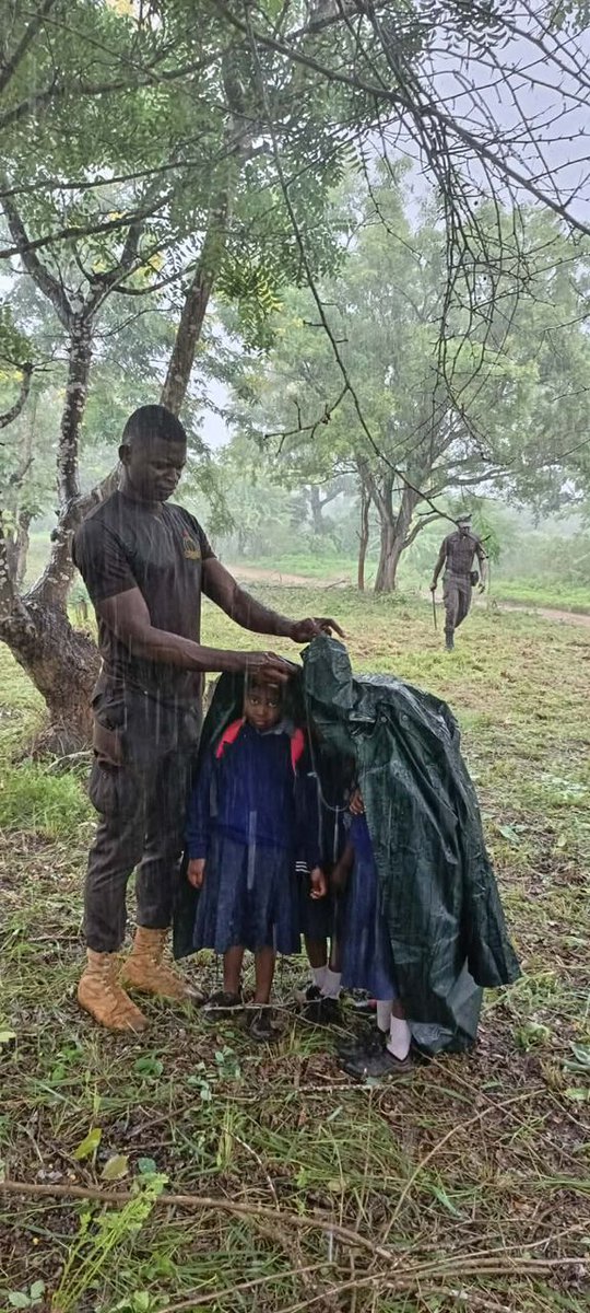 Nimekutana na picha hii sehemu huyu askari naona ni jeshi la Magereza amefanya kitu cha maana sana. Niombe kama kuna mtu ana mawasiliano yake nina zawadi yake juu ya kitendo hiki. Watu wa hivi ni wachache sana.💪💪
