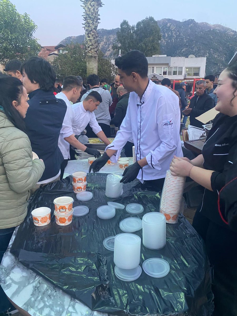 HalitMtal's tweet photo. Hayır amacıyla düzenlenen organizasyonda öğrencilerimiz ve usta öğreticilerimiz Hamit Şahin ile Serdar Belli ile birlikte iftar yemeğinin hazırlanması ve dağıtımında görev alarak anlamlı bir dayanışma örneği sergilediler. @tcmeb @mugla_mem @MarmarisMem https://t.co/S5fzipYQjg