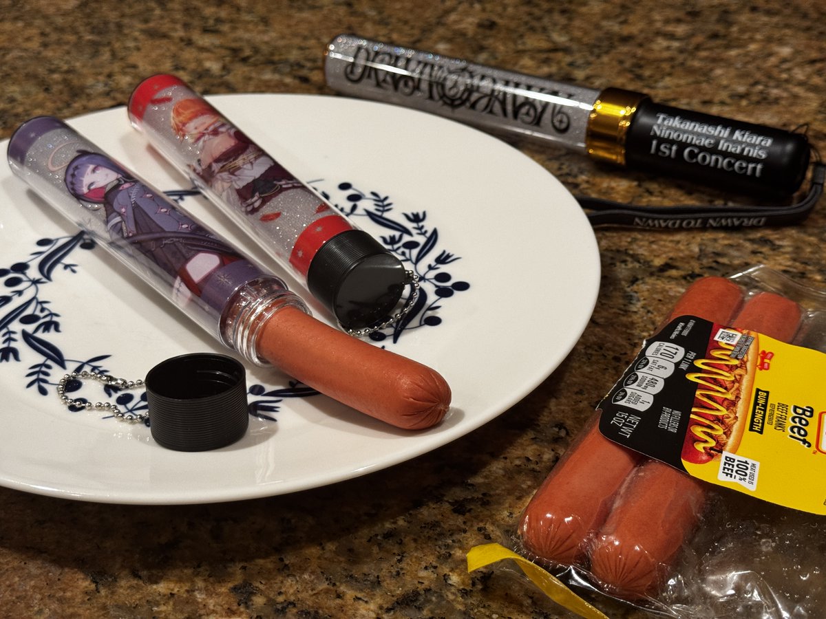 Phosphatide's tweet photo. 【Good News】
The spare Drawn to Dawn light stick tubes can be used to hold one (1) hot dog each as convenient emergency snacks on-the-go.
#DrawntoDawn
#TakoTori1stConcert https://t.co/KvkDGZhTJ4