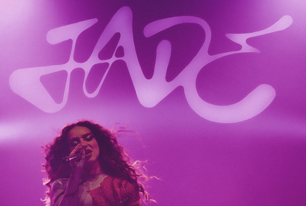 Bellaisaphrodid's tweet photo. Jade last night in Paris. That’s showbiz baby ! 🥀 https://t.co/vduTh3SNVn