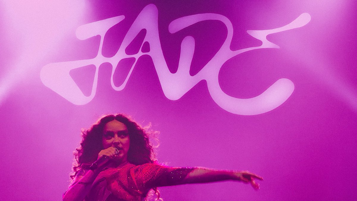 Bellaisaphrodid's tweet photo. Jade last night in Paris. That’s showbiz baby ! 🥀 https://t.co/vduTh3SNVn