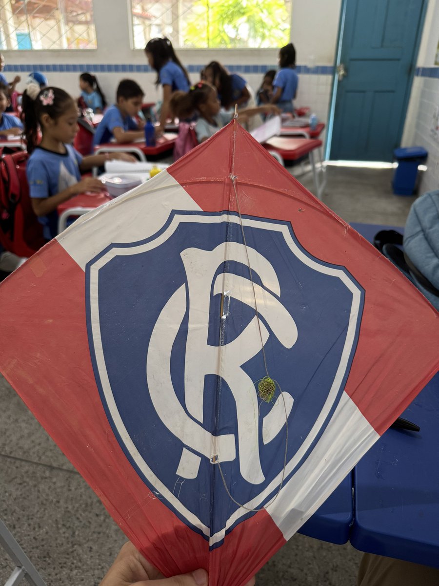 E o meu aluno que simplesmente me deu de presente uma pipa do meu amado Clube do Remo… kkkkkkkk

“Toma tio, peguei hoje de manhã pro senhor porque sei que és remista..” 🥹🥹🥹