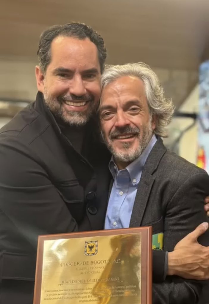 RolandoGonGa's tweet photo. Querido @JDOviedoAr, enhorabuena por tu designación como fórmula vicepresidencial de @PalomaValenciaL. Después de tantos años compartiendo pupitre, puedo dar fe de tu preparación, tu rigor y tu integridad. Colombia gana con personas como tú en estos retos. Toda mi admiración y mis mejores deseos en lo que viene. 💪🇨🇴
