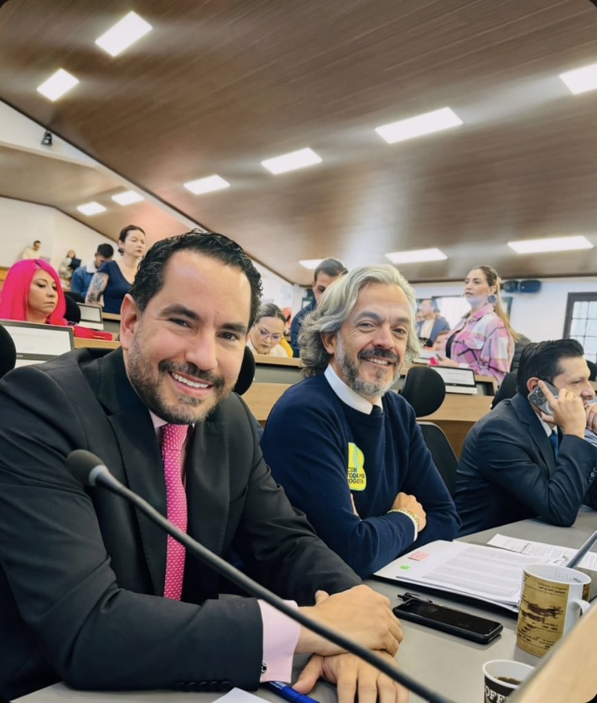 RolandoGonGa's tweet photo. Querido @JDOviedoAr, enhorabuena por tu designación como fórmula vicepresidencial de @PalomaValenciaL. Después de tantos años compartiendo pupitre, puedo dar fe de tu preparación, tu rigor y tu integridad. Colombia gana con personas como tú en estos retos. Toda mi admiración y mis mejores deseos en lo que viene. 💪🇨🇴