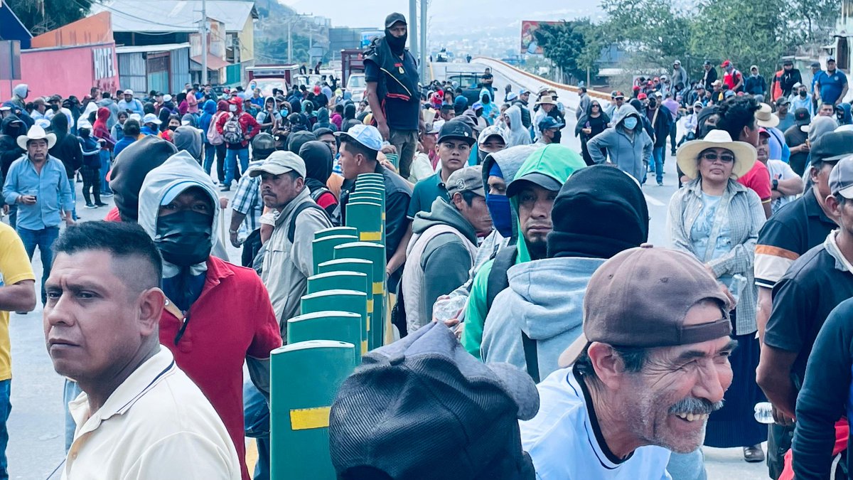 Alex_prensa's tweet photo. Desde las 10:15 am, habitantes de la Sierra de #Chilpancingo bloquean totalmente la #AutopistadelSol al norte de la ciudad en demanda de atención de Obras; cientos de automovilistas se encuentran varados https://t.co/aA7WueWwIC