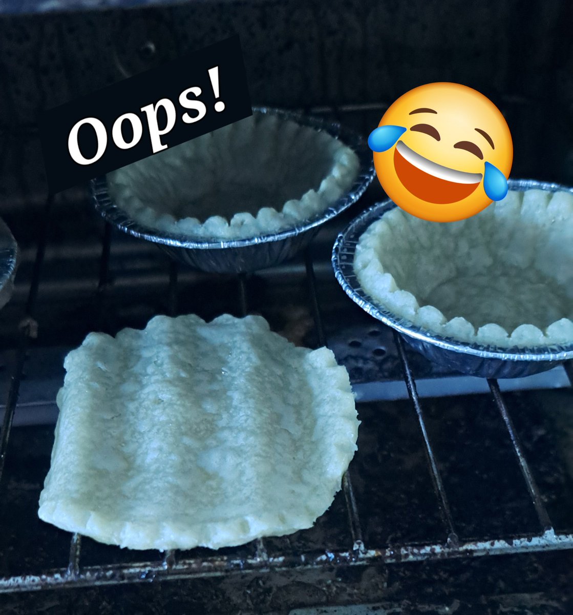 sister_su's tweet image. You know you're a little pre-occupied when this happens to your mini pie! #ROTFL #BakingFail