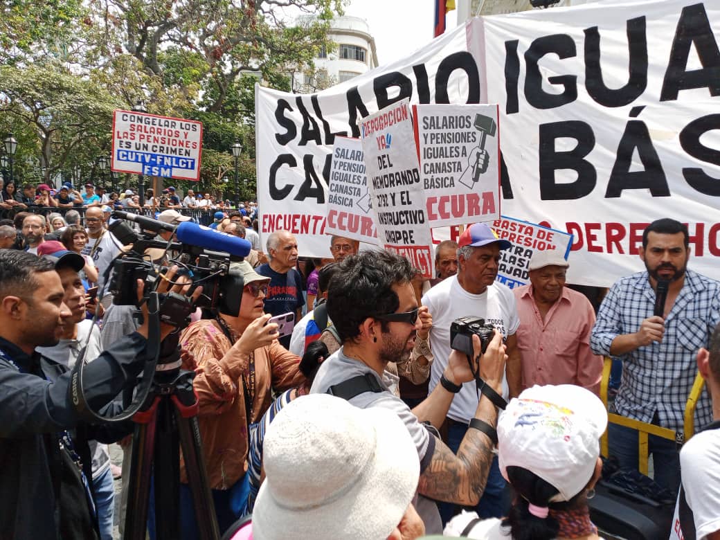 espaciopublico's tweet photo. #12Mar Durante la concentración y luego marcha de los trabajadores y estudiantes que llegó a eso de las 11:00 a.m. a la Asamblea Nacional, en pleno centro de Caracas, se observó que los participantes usaban sus teléfonos móviles para hacer transmisiones en vivo y que declaraban a los medios de comunicación que hacían cobertura.

Hicieron el ejercicio natural de la #LibertadDeExpresión y el #DerechoALaInformación
