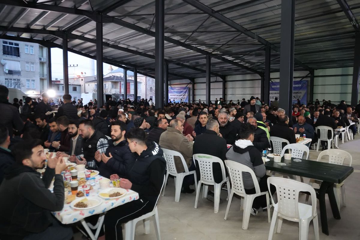 İlçe Başkanımız Fatih Mehmet ÇAKIR ve yönetim kurulu üyelerimiz ile birlikte Darıca Erzurumlular Derneği tarafından düzenlenen iftar programına katılım sağladılar.

Doğunun sınır taşı,havası soğuk insanı sıcak Erzurum'lu Dadaşlara misafirperverliklerinden dolayı teşekkür ederiz.