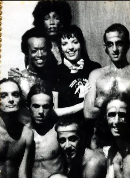 80 anos de Liza Minelli e estava relembrando que ela tem uma ampla relação com o Brasil.

adoro que ela assistiu o show dos Dzi Croquettes e se apaixonou por eles, tanto que virou uma espécie de madrinha do grupo quando eles se exilaram na Europa nos anos 70