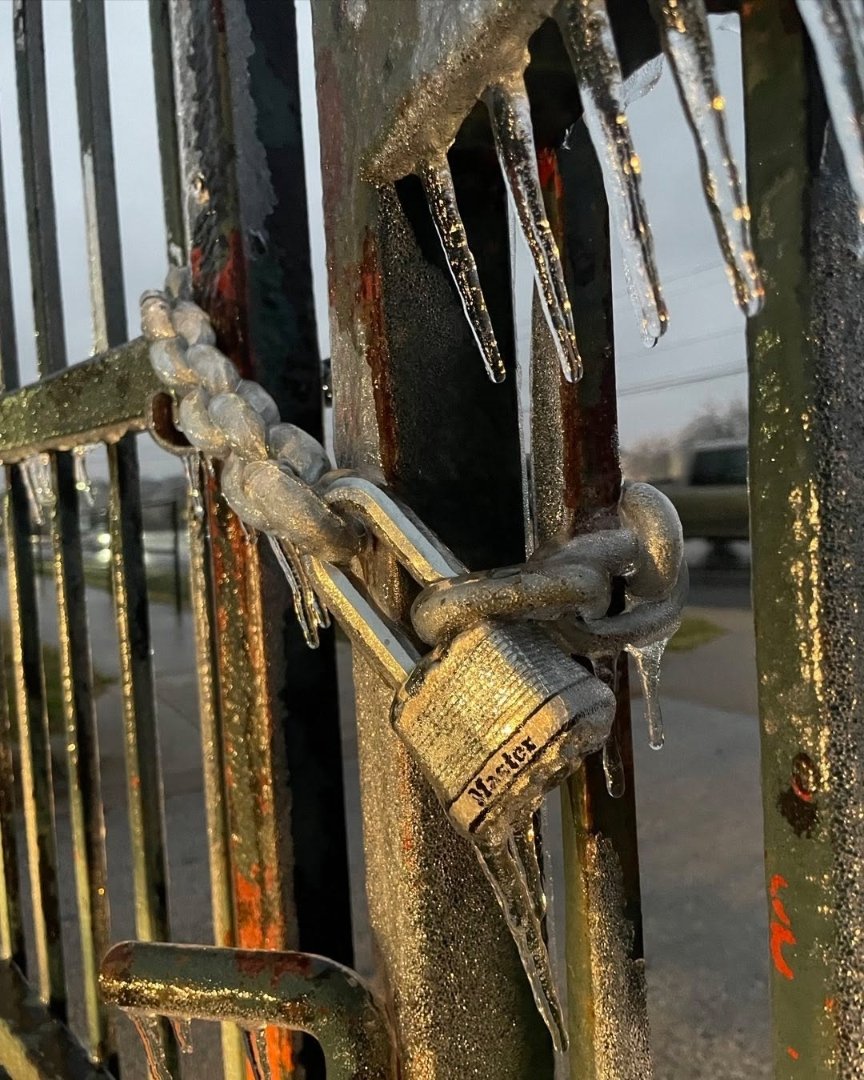 mfragoso731's tweet image. #TexasWinter #FrozenLock #Icicles