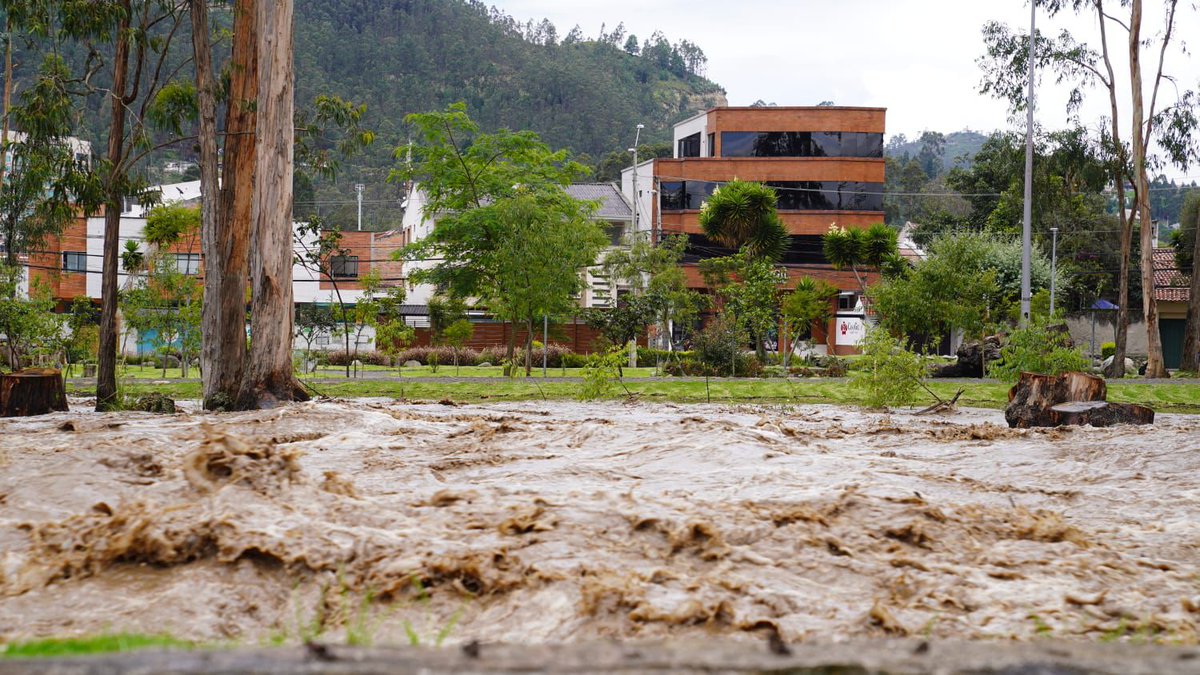 El desbordamiento del río Yanunca afectó la Av. 27 de Febrero y la Av. Fray Vicente Solano. Personal de las distintas instituciones trabajan para evitar inundaciones en las viviendas e instituciones educativas. Se recomienda no circular por el sector.