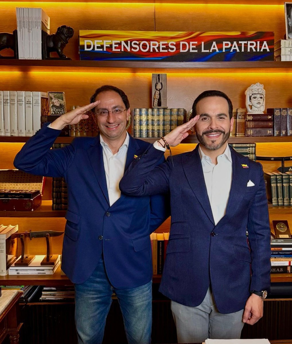 ToroDeArena's tweet photo. Le tengo que agradecer a @PalomaValenciaL y  @ABDELAESPRIELLA

Porque me la pusieron MUY FÁCIL

En segunda vuelta VOTO sin problema y sin asco por cualquiera de uds

El enemigo es el heredero Ivan Cepeda y las ideas comunistas y se están rodeando muy bien https://t.co/N9HIibsnQ9