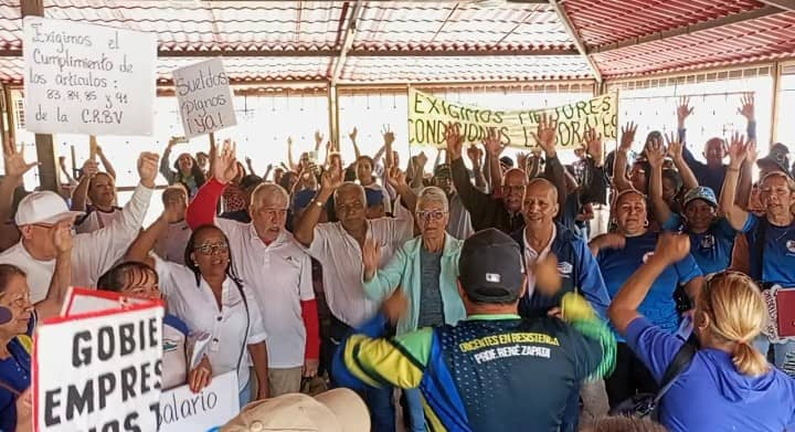 ElPitazoTV's tweet photo. #Miranda | Empleados activos y jubilados de la administración pública, así como pensionados, marcharon desde la sede de la FVM en Los Teques hasta la sede de la gobernación de Miranda. Allí consignaron un escrito con exigencias salariales que fue recibido por Raiza Bastardo, directora adjunta del despacho del gobernador Elio Serrano.

"Somos padres de familia que no tenemos como sobrevivir con este sueldo de hambre", se lee en una de las pancartas que mostraron durante el recorrido
