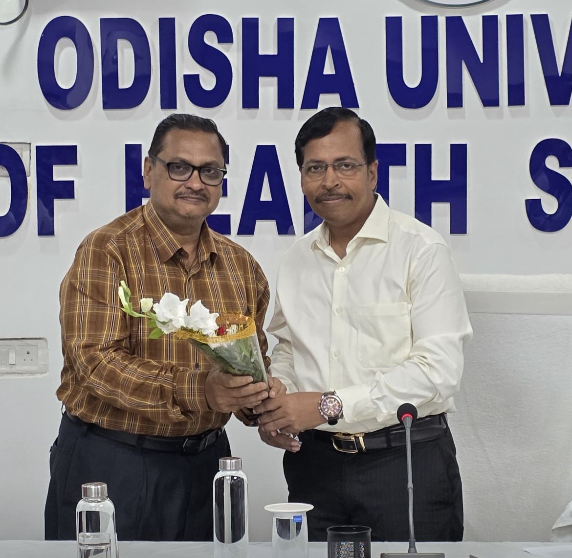 OUHS_BBSR's tweet photo. Three officers joined OUHS, Prof. (Dr.) Manasee Panda Ex Supdt of Bolangir Medical College &amp; Ex Prof of CMFM, Mr. Rajat Kumar Mansingh, Faculty of Physics and Er. Dr. Pandaba Pradhan, BE(Computer Science), M Tech &amp; PhD…..all three of them were welcomed by Hon’ble Vice Chancellor https://t.co/GOFTnYYEEv