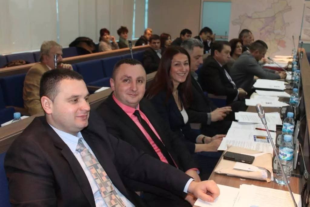 Uspomena na 2015. godinu i moj drugi mandat u Skupštini. 

Ponosan sam na činjenicu da sam od 2008. godine dobio povjerenje za pet uzastopnih mandata. 

To što sam jedini sa ove fotografije koji je i danas aktivan odbornik smatram velikom odgovornošću i priznanjem za sav