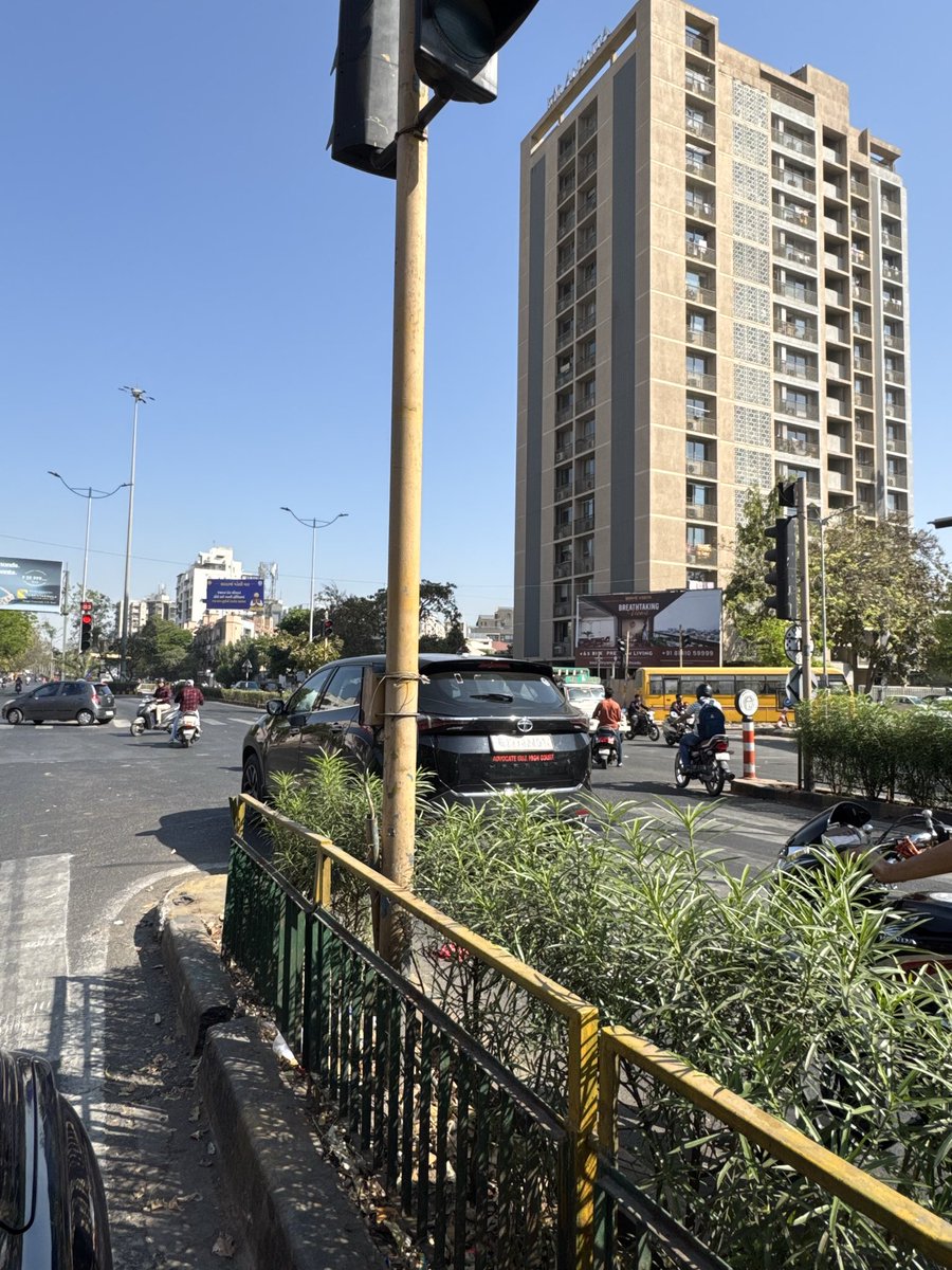 ishan_cfc's tweet photo. Car GJ27-EA-4014 travelling through BRTS lane and breaking signal. 
Location - Manekbaug cross roads 
Pl take action @AhmedabadPolice @PoliceAhmedabad @dgpgujarat https://t.co/ylCuOEow3U