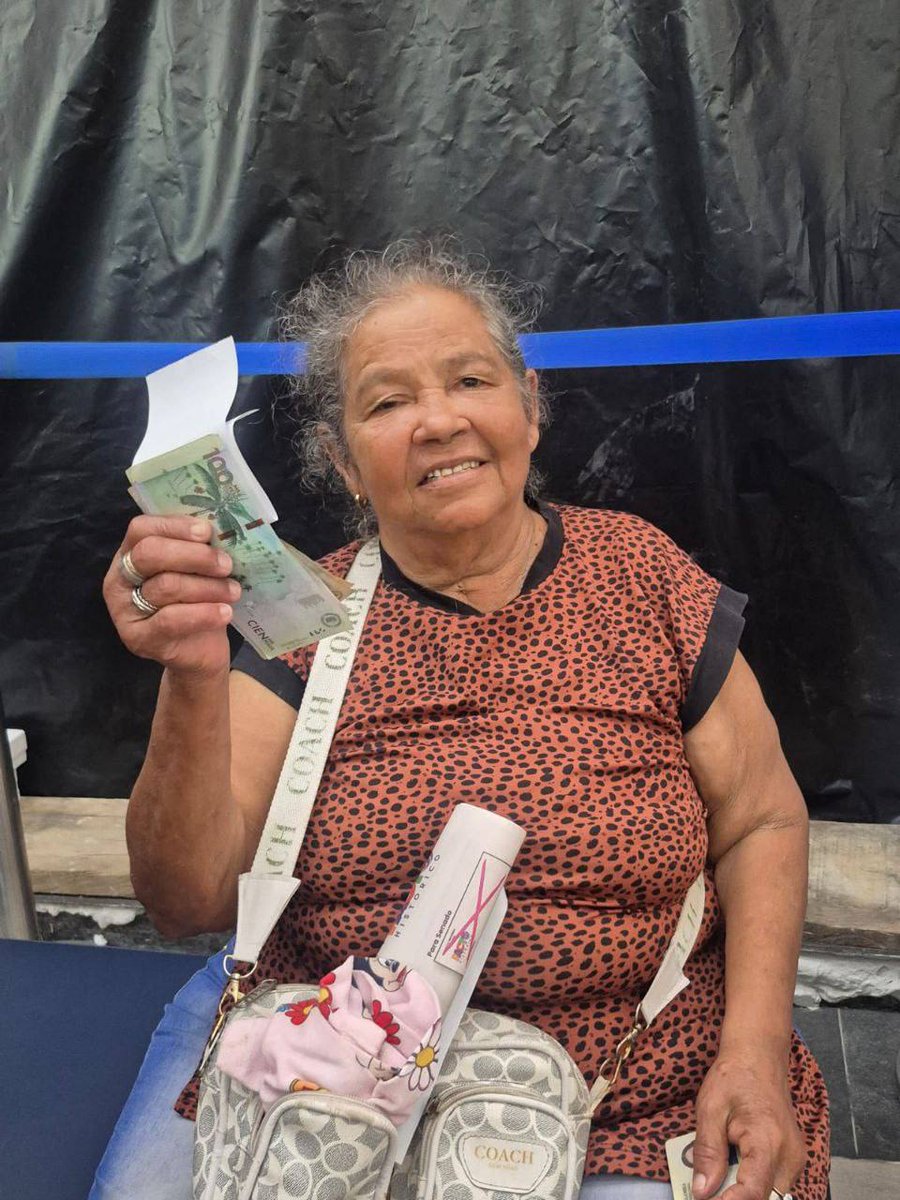 Correa10E's tweet photo. Desde #Buenaventura, en el corazón del litoral Pacífico colombiano, seguimos avanzando con hechos en la entrega de las transferencias del programa #ColombiaMayor, una iniciativa que reafirma nuestro compromiso con la dignificación y el bienestar de quienes han construido la historia de nuestro país. 💛

Hoy, más del 80% de los adultos mayores beneficiarios en el Valle del Cauca ya han recibido las transferencias correspondientes a los ciclos 1 y 2 de 2026. En Buenaventura, además, 223 nuevos adultos mayores se suman al programa, alcanzando 13.156 beneficiarios, ampliando así la protección y el reconocimiento a esta población.

Cada transferencia representa tranquilidad para los hogares, justicia social para nuestros mayores y un paso firme hacia un país que cuida y honra a quienes lo han dado todo.

#ConDignidadCumplimos #DignidadMayor
@Mao_rodriguez1 @ProsperidadCol 💛