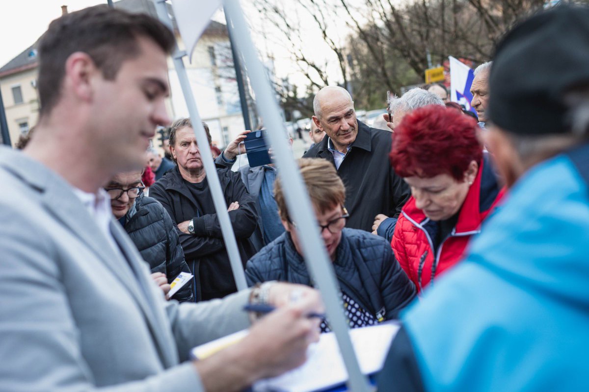 strankaSDS's tweet photo. V Novo mesto smo prinesli #pomlad in uspešno pregnali napovedan dež. Vemo, da skupaj zmoremo več. Zato:
➡️ Za koga? Za Slovenijo! 🇸🇮
➡️ Zakaj? Zato da bodo naši vnuki še peli slovenske pesmi! 💛💙 https://t.co/fa6H99Kea4