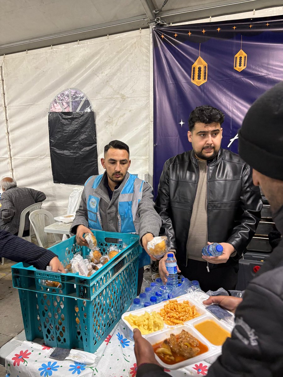 Ak Parti Ankara İl Gençlik Kolları Başkanlığımızın Düzenlemiş Olduğu Beşevler de Düzenlenen İftar Çadırında Halkımıza İftar Yemeği Dağıttık.