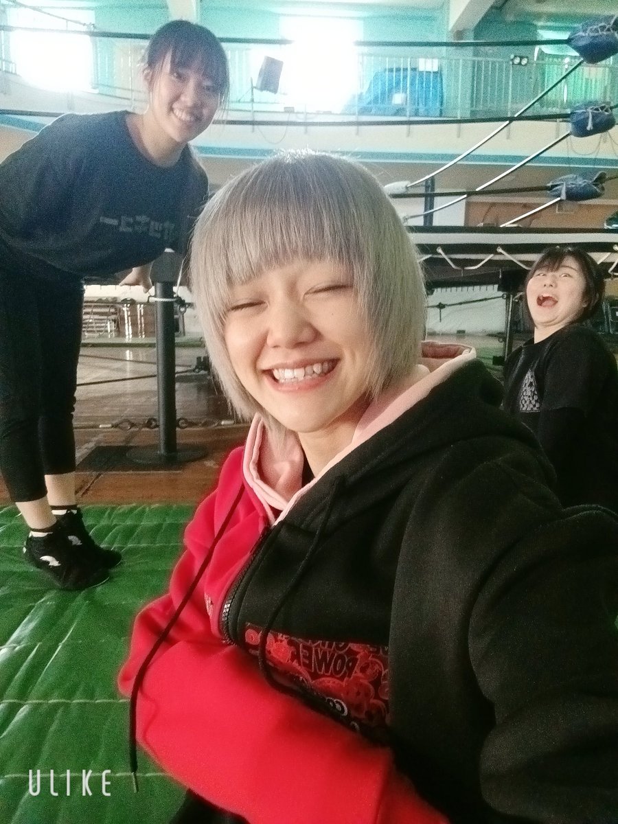 心霊写真ですよこれ1人人外の顔してる