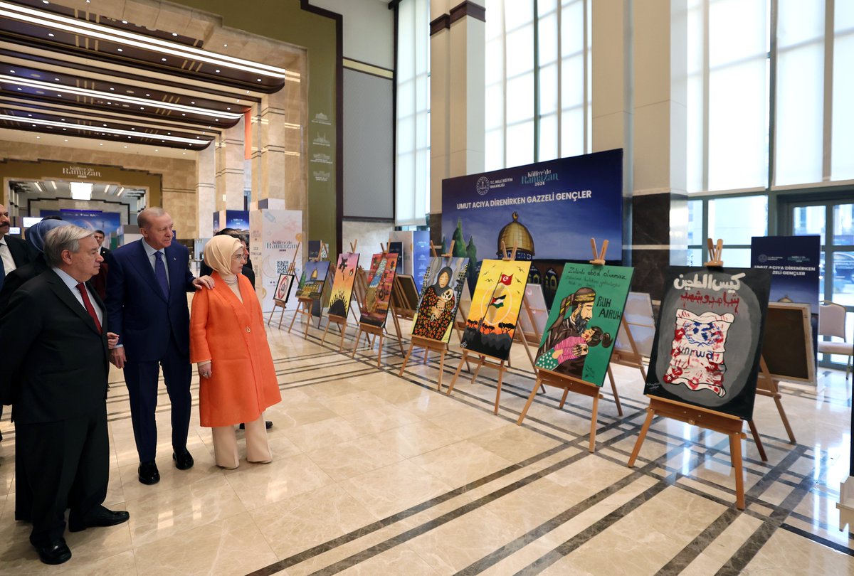 Uluslararası barış ve güvenliğin tesisi için âdeta sessiz çoğunluğun sesi olan BM Genel Sekreteri, değerli dostum Antonio Guterres’e Atatürk Uluslararası Barış Ödülü’nü takdim etmekten büyük mutluluk duydum.

Sayın Guterres’in Gazze başta olmak üzere insani krizlerin aşılması ve