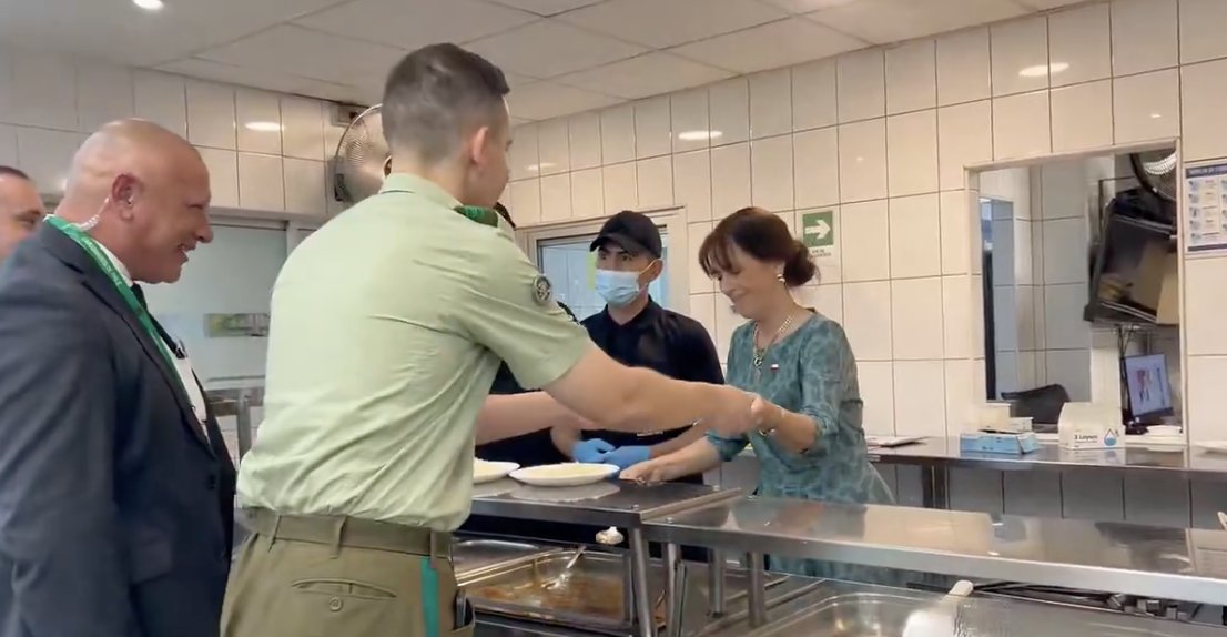 Nadie le enseñó a la veterana María Paz Adriasola que para manipular alimentos se requieren mínimas medidas de higiene: mascarilla, guantes, delantal y gorro. Si la asesora es Sedini, claro está. #KastChileNoEstáContigo