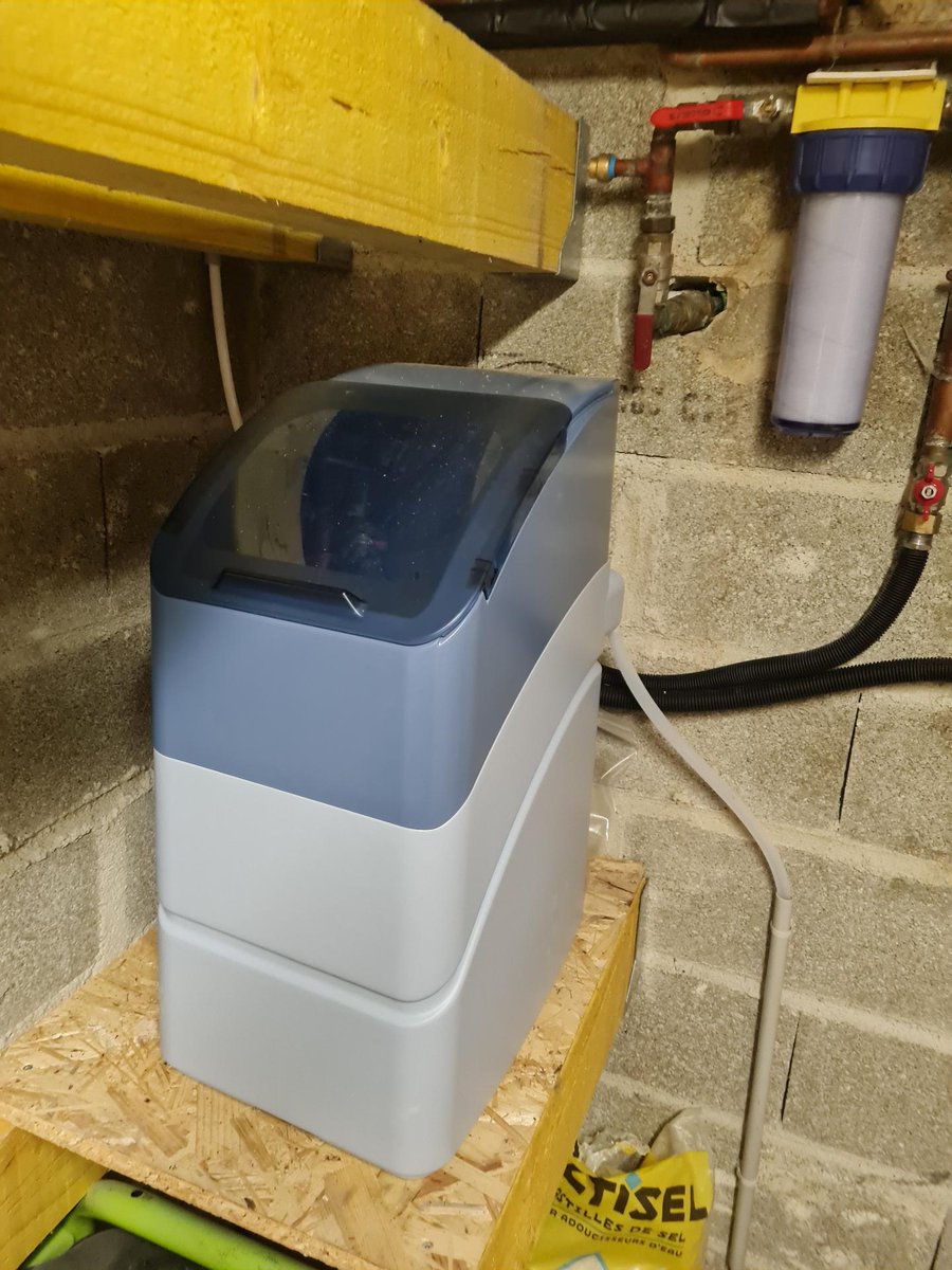 Installation réussie ! Chaudière VIESSMANN remplacée par VAILLANT ECOTEC PLUS pour chauffage et eau chaude. Protégée par adoucisseur KINETICO Ergo 11. Réglé à 10°TH pour conserver minéraux et éviter le calcaire. 🔥🚿 #Chauffage #EauChaude #Gaz #Énergie #Maison