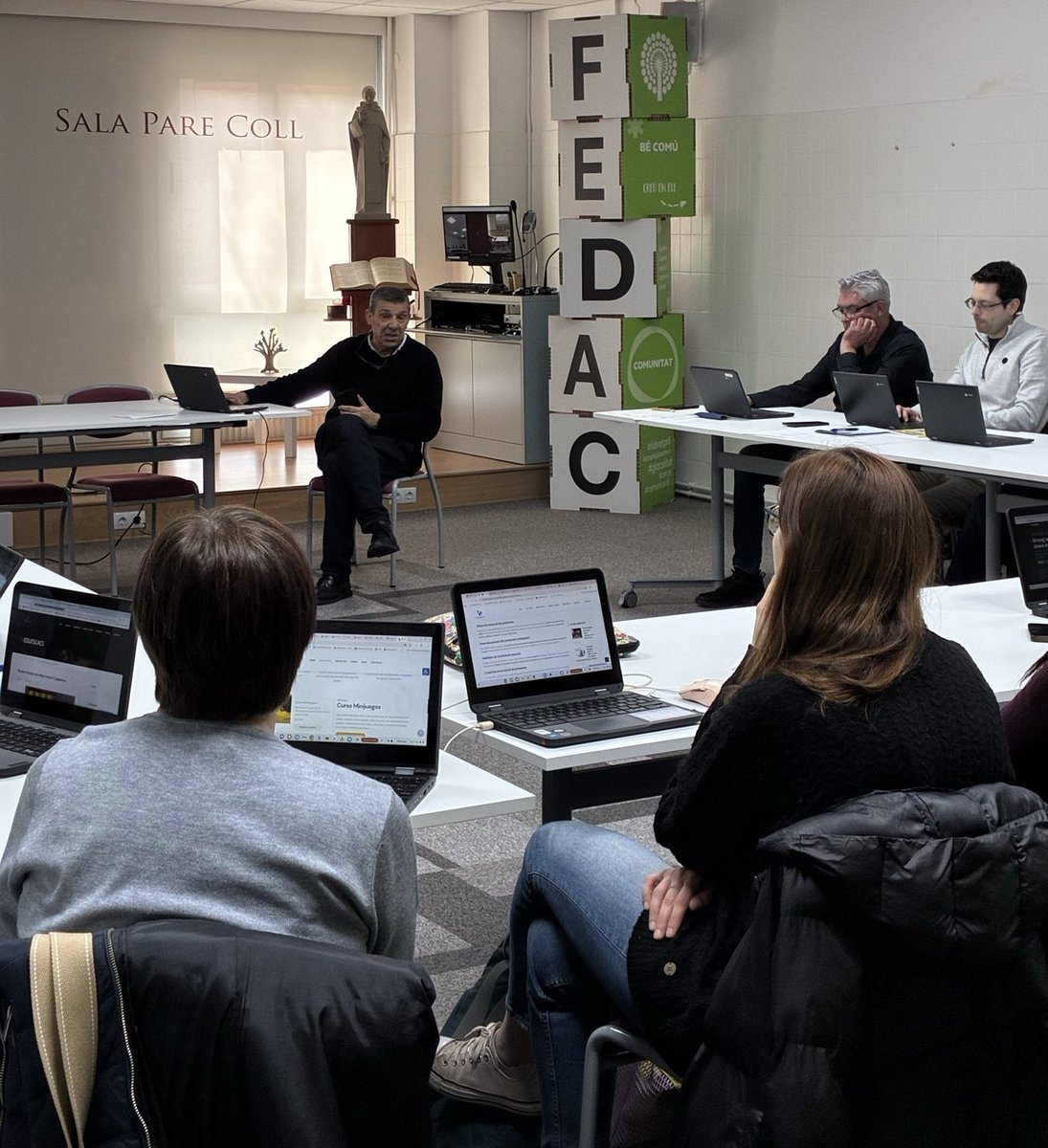 EscolesFEDAC's tweet photo. Dimarts vam tenir formació del projecte @EduEscacsFEDAC!
Un grup de docents de les #escolesFEDAC va assistir a la jornada per aprofundir en l'aplicació del projecte d'#escacs i la complementària #Eskcmat que fem a les 25 escoles!
#avuixdemà #EscolesAutèntiquesxPersonesÚniques https://t.co/RwwVZVL6h2