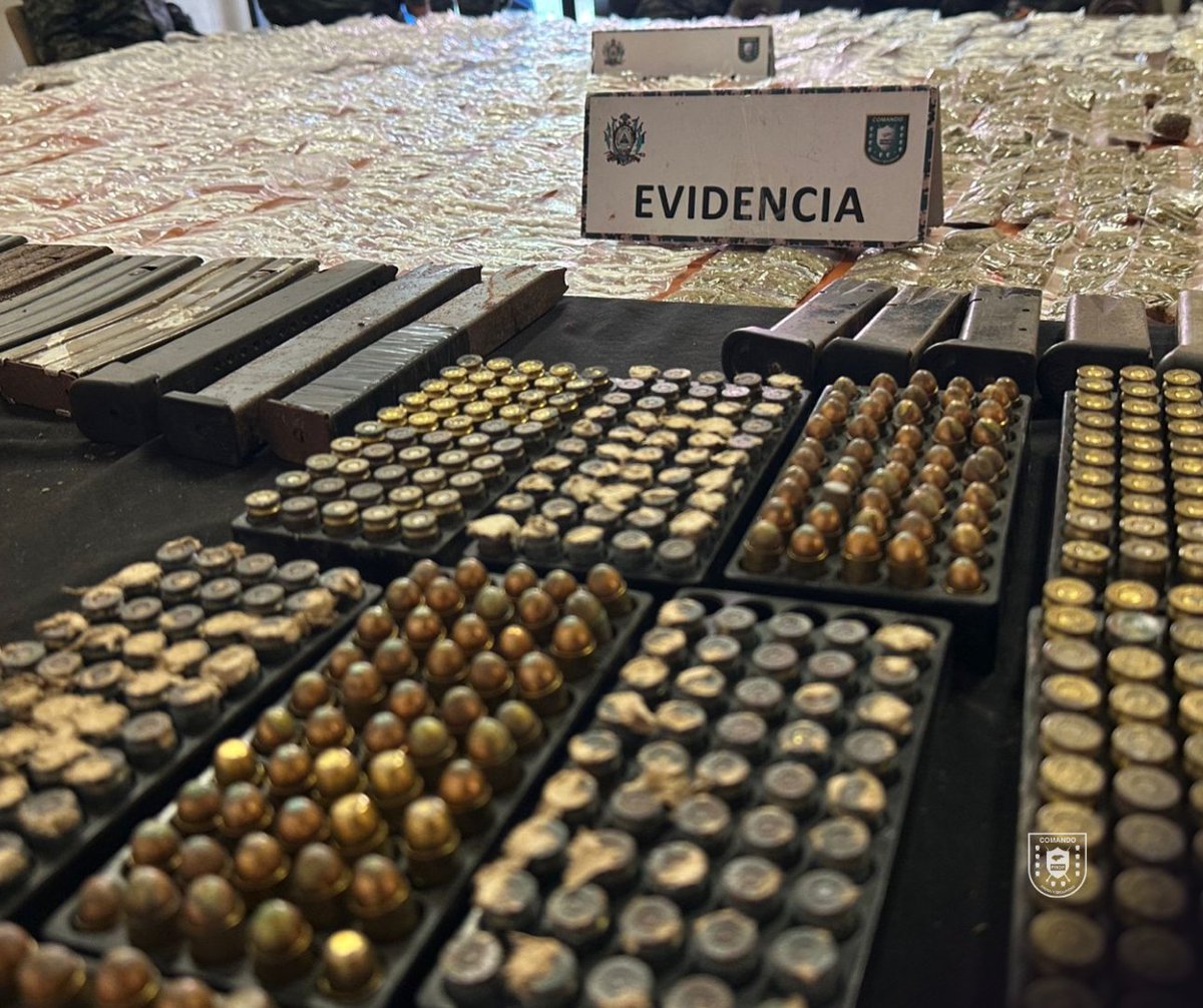 PMOPHN's tweet photo. 🚨 #SoluciónContraElCrimen | PMOP captura a dos presuntos distribuidores de droga en SPS.

@FFAAHN a través de #6BPMOP, detuvieron a alias “El Chele” y “El Negro 506” en col. Suazo Córdoba.
Decomiso: 2,100 dosis de cocaína, 520 de marihuana, 7,000 de crack, 2 fusiles AR-15, cargadores y municiones.
Serán remitidos a FESCCO.

#FFAAHN #PMOPHN