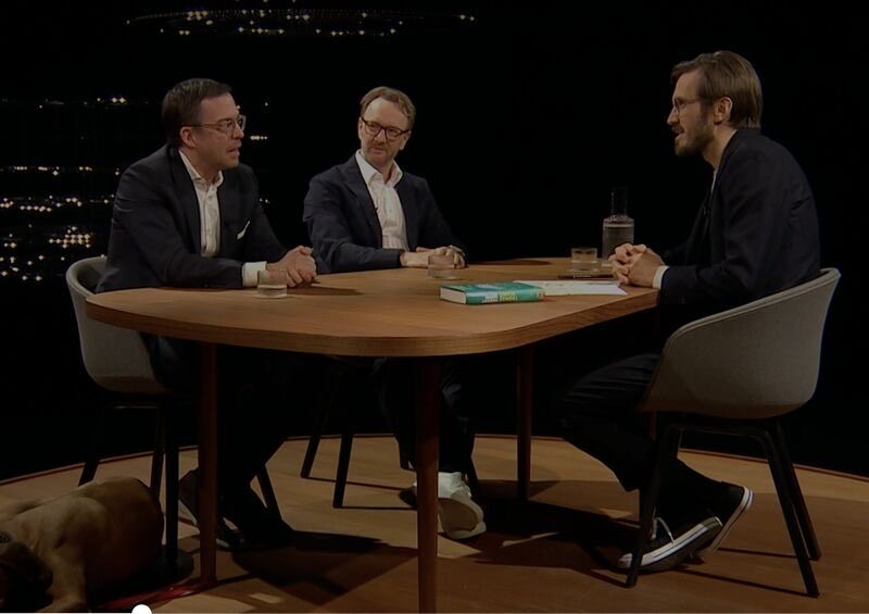 maximon_ag's tweet photo. Is aging a disease or a natural process we can meaningfully influence?⏳

In SRF - Schweizer Radio und Fernsehen’s 𝘚𝘵𝘦𝘳𝘯𝘴𝘵𝘶𝘯𝘥𝘦 𝘗𝘩𝘪𝘭𝘰𝘴𝘰𝘱𝘩𝘪𝘦 𝘦𝘱𝘪𝘴𝘰𝘥𝘦 “𝘐𝘴𝘵 𝘈𝘭𝘵𝘦𝘳𝘯 𝘦𝘪𝘯𝘦 𝘒𝘳𝘢𝘯𝘬𝘩𝘦𝘪𝘵? Ü𝘣𝘦𝘳 𝘥𝘦𝘯 𝘛𝘳𝘢𝘶𝘮 𝘷𝘰𝘮 𝘭𝘢𝘯𝘨𝘦𝘯 𝘓𝘦𝘣𝘦𝘯”, Dr. Tobias Reichmuth joins Thomas Schulz (DER SPIEGEL) for a thoughtful follow-up conversation sparked by the recent SRF longevity documentary.

The interview goes beyond “biohacking headlines” and into the real questions the longevity movement has to answer:
• Where does prevention end and “optimization” begin?
• What’s scientifically realistic today and what still belongs in the future?
• How do we ensure longer lives translate into better lives (for individuals and for society)?

The conversation quickly shifts 𝐟𝐫𝐨𝐦 𝐭𝐡𝐞𝐨𝐫𝐲 𝐭𝐨 𝐬𝐨𝐦𝐞𝐭𝐡𝐢𝐧𝐠 𝐦𝐨𝐫𝐞 𝐩𝐞𝐫𝐬𝐨𝐧𝐚𝐥. Tobias shares his own perspective on longevity and a point we strongly agree with: there is 𝐧𝐨 𝐨𝐧𝐞-𝐬𝐢𝐳𝐞-𝐟𝐢𝐭𝐬-𝐚𝐥𝐥 𝐛𝐥𝐮𝐞𝐩𝐫𝐢𝐧𝐭. 
What works for one person’s biology, lifestyle, and goals may not work for another’s. Longevity isn’t just a trend, it’s an individual journey shaped by context, genetics, behaviors, and priorities.

That’s also why measurement and personalization matter and we're proud to back AYUN Clinic, where longevity is approached through data-driven diagnostics and tailored longevity check-ups and programs, helping people understand their current health status and make informed, realistic changes based on their markers and needs.

⬇️ Watch the discussion (🔗in comments) and share your view!