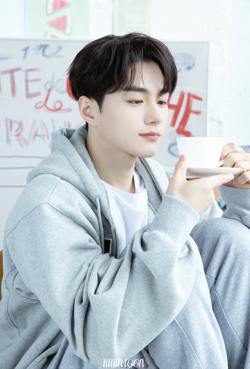 happiest birthday to the person who colored the rainbow, who lights up the gloomiest star in the sky, who will never let flowers withered. 
kim myungsoo aging like a fine wine 🥰 that's what being unproblematic can lead you to 
#사랑가득_봄날의_명수야_생일축하해 
#Happy34thLDAY