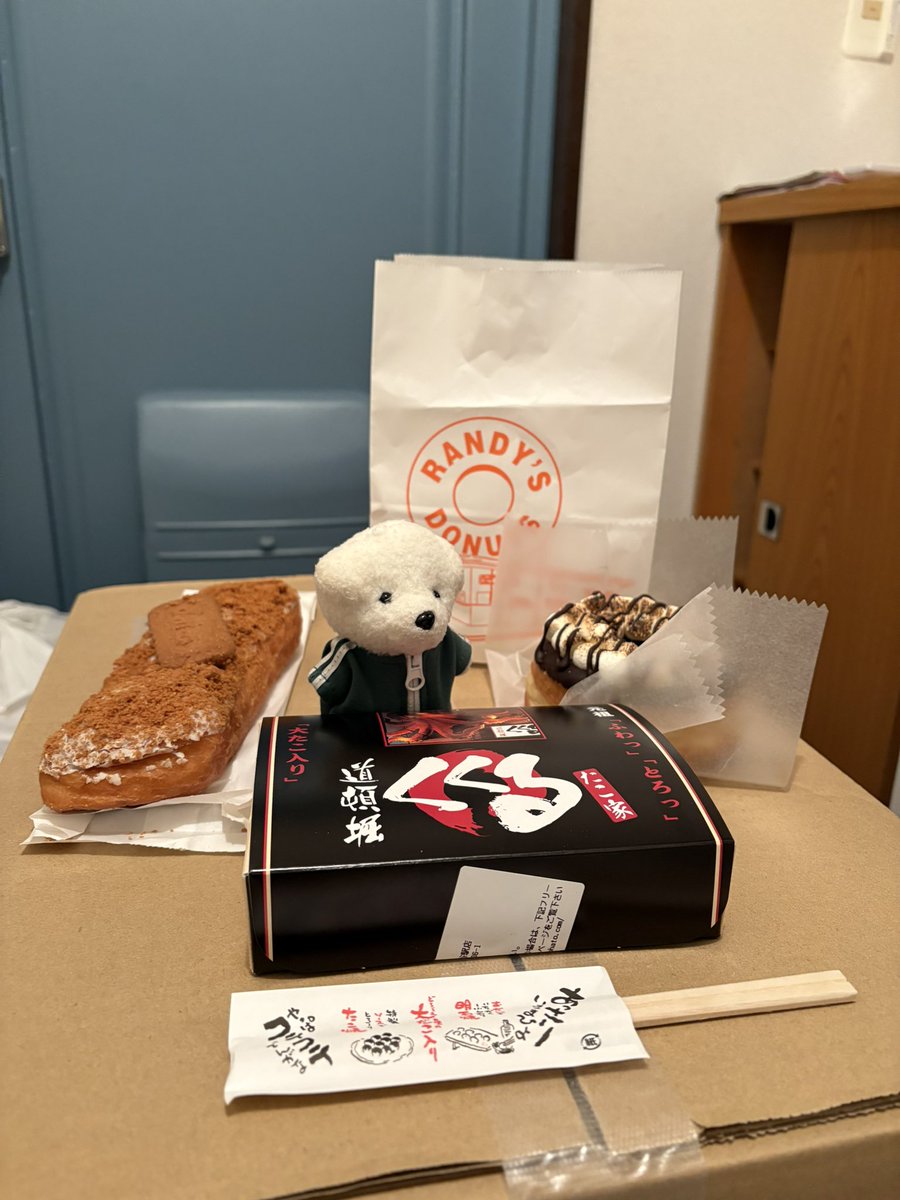 まだ机がないからダンボール飯 .̯.