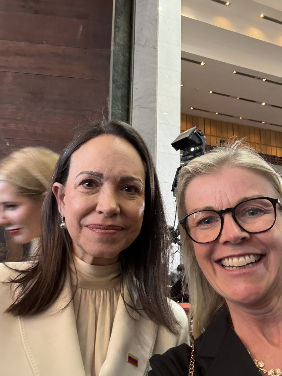 Como sueca fue un gran honor saludar a una Premio Nobel en el cambio de mando en Valparaíso. <a href="/MariaCorinaYA/">María Corina Machado</a>, la Premio Nobel de Paz haciendo un incansable trabajo promoviendo los derechos democráticos para Venezuela. <a href="/NobelPrize/">The Nobel Prize</a>