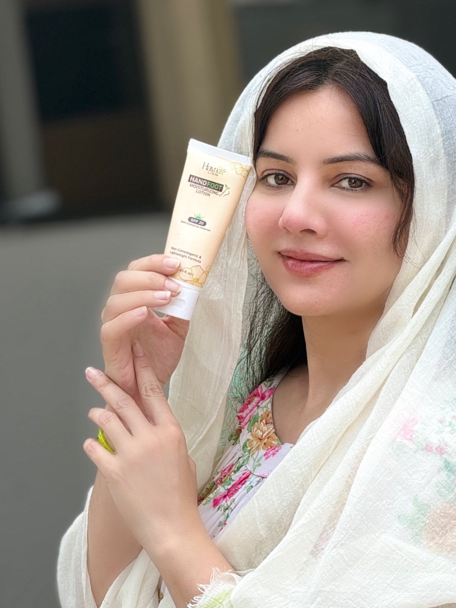 Rabipirzada's tweet photo. "کیا آپ جانتے ہیں ہاتھ اور پاؤں کے لیے کریم کیوں ضروری ہے؟
Benefits:
✅ Removes dryness and roughness
✅ Makes the skin soft and smooth
✅ Prevents cracks and hardness
✅ Gives hands and feet natural softness and beauty
#Rabipirzada #Hayabyrabi #Skincare #Handandfootcream https://t.co/vjNDa2njHY