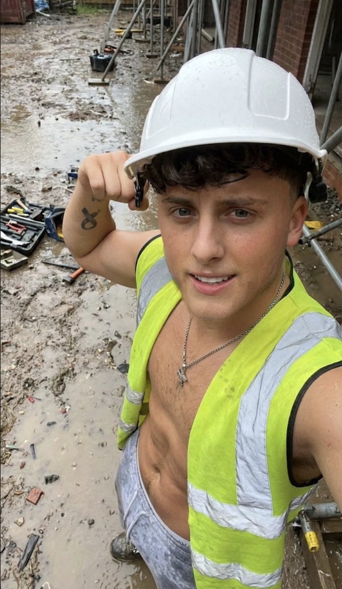 Rule 1- shirts off in the rain 😈💦

#ukmodel #ukteen #twink #builders
