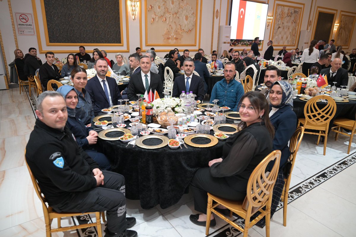 PTTKurumsal's tweet photo. Bizleri bereketiyle saran mübarek Ramazan-ı Şerif’in manevi ikliminde; #PTT 13. Bölge Müdürlüğümüz bünyesinde görev yapan çalışma arkadaşlarımızla, Genel Müdür Yardımcılarımız Sayın Emrah Yoğurtçu ve Sayın Fatih Tezcan’ın katılımlarıyla iftar sofrasında bir araya geldik.

İçinde bulunduğumuz bu mübarek ayın huzur ve sevincini PTT Ailesi olarak hep beraber yaşadık.